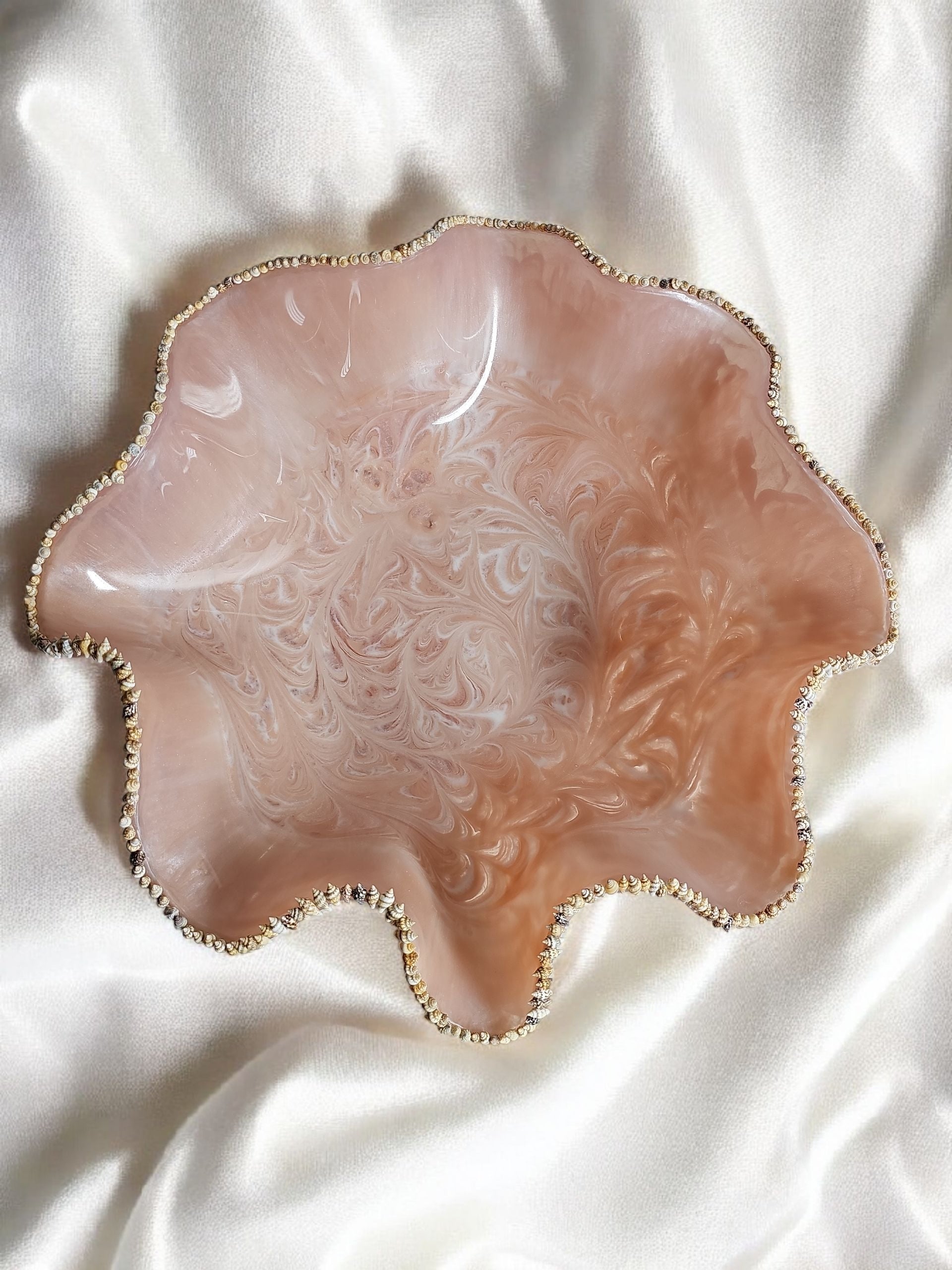 Fluted edge with seashells Decorative Bowl